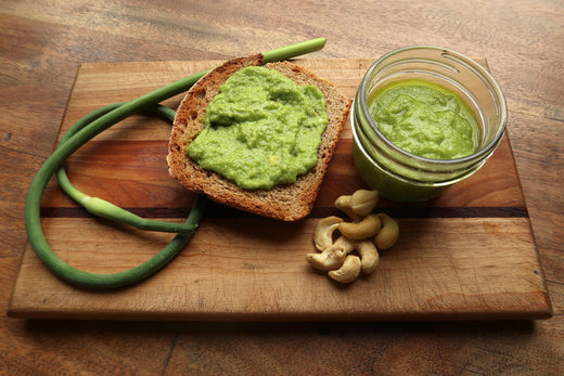 Pistou et pesto de tiges de fleurs d'ail